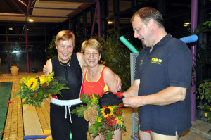 Vorsitzender Ralf Müller (rechts) gratuliert Karin Lange (Mitte) und Heidrun Knoth (links)