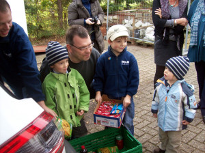 Der Vorsitzende der Lilienthaler Tafel Gunther Meckmann mit den DLRG-Kindern