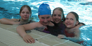 Viel Spaß im Wasser - von links nach rechts: Valeska Timke, Leonie Wagner, Chiara Goeckels & Carolin Cordes