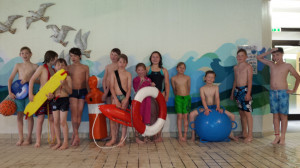 Kleine Rettungsschwimmer im Hallenbad Lilienthal